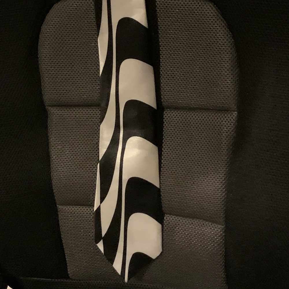 A tie for all occasions Beautiful black and white tie 
Made in Korea.